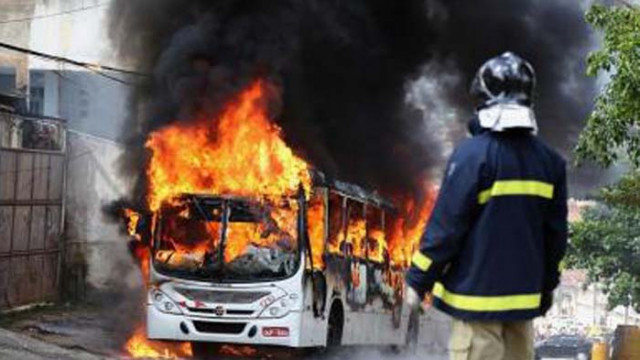 Микробус с пътници се запали в движение предаде Нова телевизия Возилото